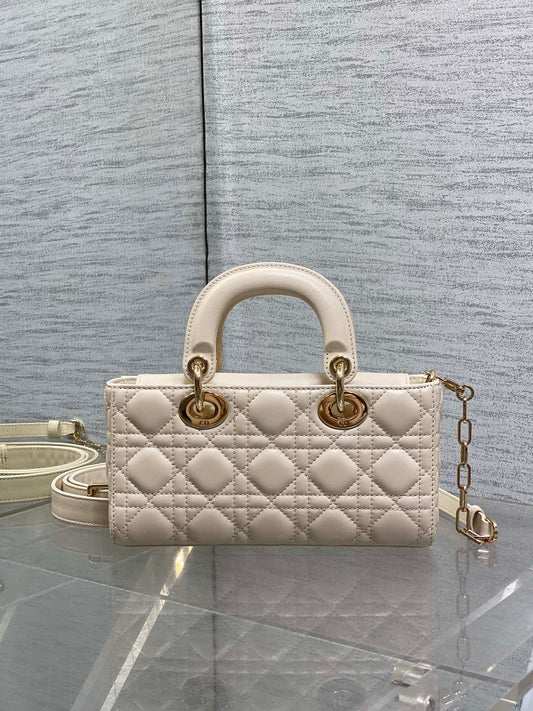 DIOR 25S МАЛА СУМКА LADY D-JOY 22 З БЕЖЕВОЇ ШКІРИ ЯГНЯТИ ІЗ ЗОЛОТОЮ ФУРНІТУРОЮ