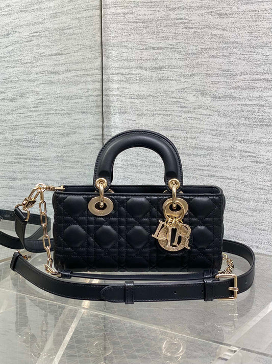 DIOR 25S МАЛА СУМКА LADY D‑JOY 22 З ЧОРНОЇ ТЕЛЯЧОЇ ШКІРИ З ФУРНІТУРОЮ ЗІ ЗОЛОТА
