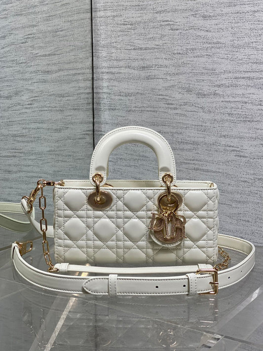 DIOR 25S МАЛА СУМКА LADY D‑JOY, 22 СМ, КОЛІР СЛОНОВОЇ КІСТКИ, ТЕЛЯЧА ШКІРА, ЗОЛОТИСТА ФУРНІТУРА