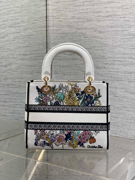 DIOR 25S МАЛЕНЬКА СУМКА LADY D-LITE 24 У БІЛОМУ КОЛЬОРІ З ВИШИВКОЮ DIOR FLOWERS CALENDAR ПО ВСІЙ ПОВЕРХНІ