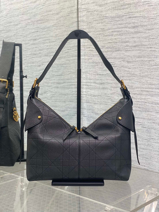 DIOR 25S СЕРЕДНЯ СУМКА VOYAGE 28 З ЧОРНОЇ ПЛОСКОЇ ЗЕРНИСТОЇ ТЕЛЯЧОЇ ШКІРИ MACROCANNAGE