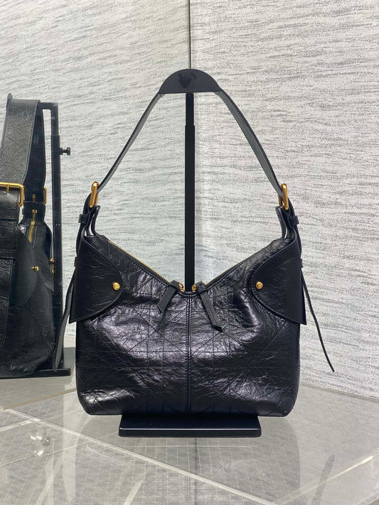 DIOR 25S МАЛЕНЬКА СУМКА VOYAGE 23 З ЧОРНОЇ ПЛОСКОЇ ШКІРИ MACROCANNAGE ЗІ ШКІРИ ТЕЛЯТИ З ГЛЯНЦЕВОЮ ЗЕРНИСТОЮ СТРУКТУРОЮ