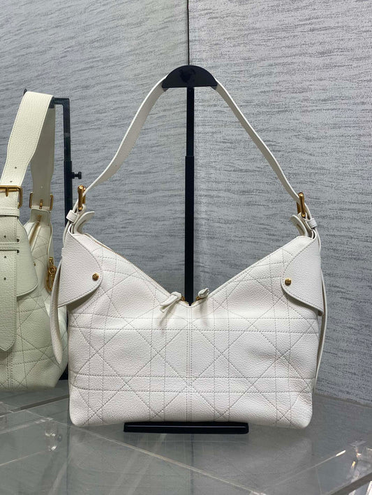 DIOR 25S СЕРЕДНЯ СУМКА VOYAGE 28 З ГРАНУЛЬОВАНОЇ ТЕЛЯЧОЇ ШКІРИ КОЛЬОРУ СЛОНОВОЇ КІСТКИ З ПЛОСКИМ УЗОРОМ MACROCANNAGE