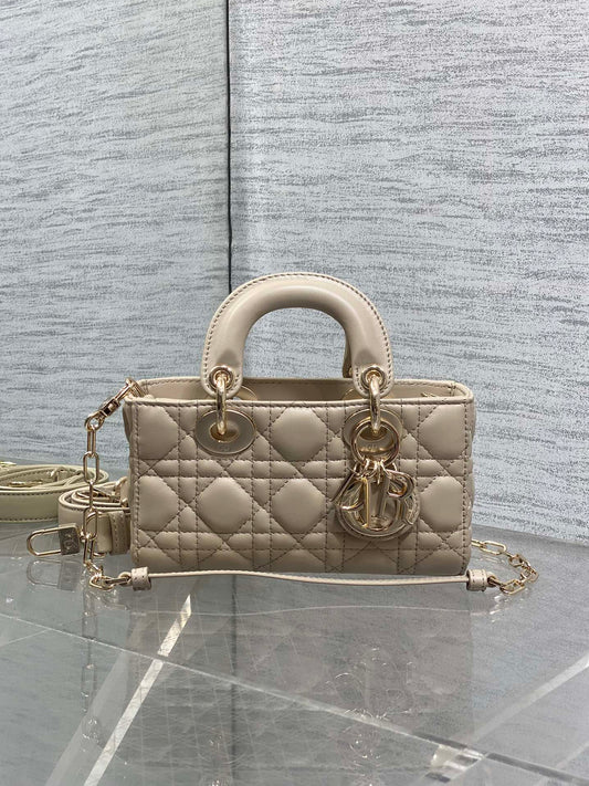 DIOR 25S MICRO LADY D-JOY 19 З ТЕЛЯЧОЇ ШКІРИ КОЛЬОРУ ПУДРОВИЙ БЕЖ З ФУРНІТУРОЮ ЗІ ЗОЛОТА