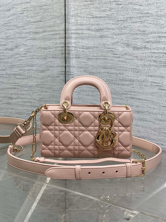 DIOR 25S MICRO LADY D-JOY 19 З ТЕЛЯЧОЇ ШКІРИ КОЛЬОРУ BABY PINK З ФУРНІТУРОЮ ЗІ ЗОЛОТА