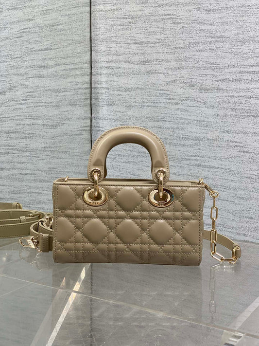 DIOR 25S МАЛЕНЬКА СУМКА LADY D‑JOY 19 З ТЕМНО-БЕЖЕВОЇ ШКІРИ КАНАЖ ІЗ ЗОЛОТОЮ ФУРНІТУРОЮ
