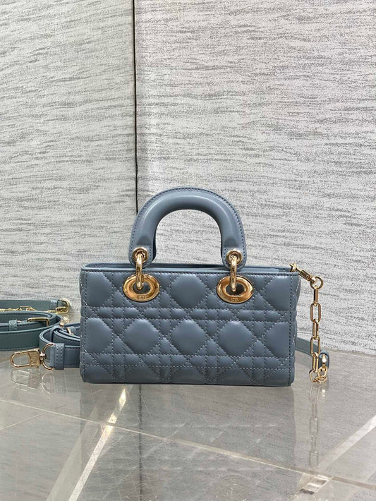 DIOR 25S МАЛЕНЬКА СУМКА LADY D‑JOY 19 З ТЕЛЯЧОЇ ШКІРИ СТАЛЕВО-СІРОГО КОЛЬОРУ З КАНАЖНИМ ВІЗЕРУНКОМ І ЗОЛОТОЮ ФУРНІТУРОЮ