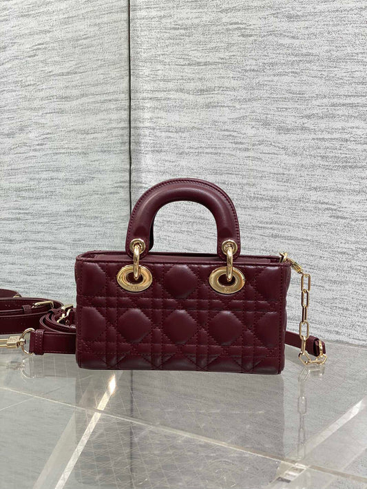 DIOR 25S МАЛА СУМКА LADY D‑JOY 19 З ТЕЛЯЧОЇ ШКІРИ ВІТЬОМ CANNAGE БОРДОВОГО КОЛЬОРУ ІЗ ЗОЛОТОЮ ФУРНІТУРОЮ