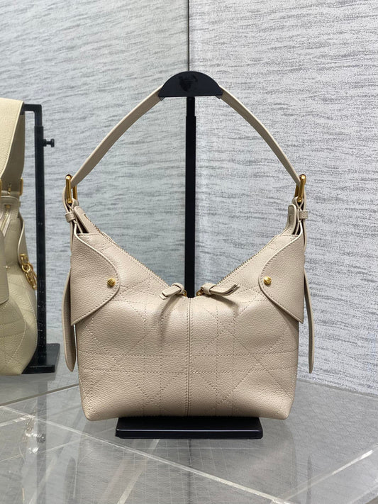DIOR 25S МАЛЕНЬКА СУМКА VOYAGE 23 ЗІ ШКІРИ ТЕЛЯТИ З ЗЕРНИСТОЮ ТЕКСТУРОЮ ТА ПЛОСКИМ УЗОРОМ MACROCANNAGE, КОЛЬОРУ ПУДРОВИЙ БЕЖ