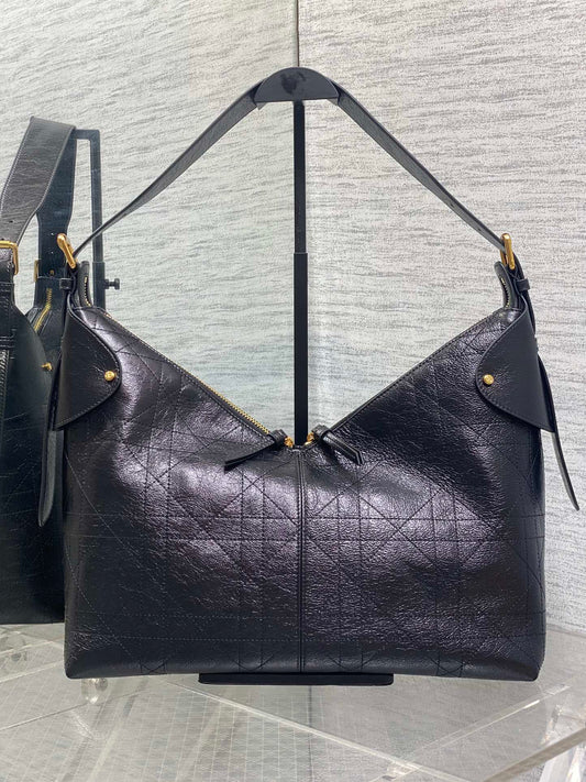 DIOR 25S VOYAGE BAG 34 В ЧОРНІЙ ПЛОСКІЙ ШКІРІ MACROCANNAGE З ЗЕРНИСТОЇ ГЛЯНЦЕВОЇ ТЕЛЯЧОЇ ШКІРИ