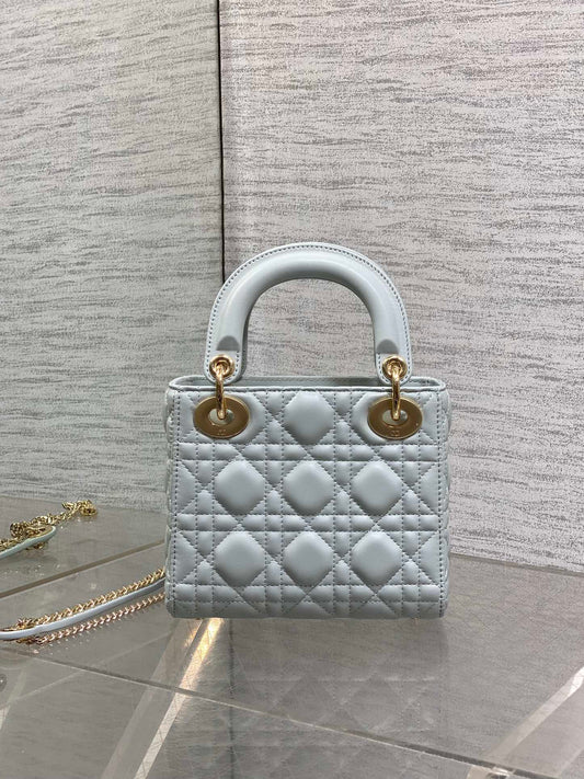 DIOR 25S МІНІ СУМКА LADY DIOR 17 З БЛАКИТНОЇ ТЕЛЯЧОЇ ШКІРИ З КРИШТАЛЕВИМИ ПІДВІСКАМИ