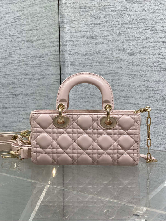 DIOR 25S МАЛЕНЬКА СУМКА LADY D‑JOY 22 З ТЕЛЯЧОЇ ШКІРИ КОЛЬОРУ BABY PINK ІЗ ЗОЛОТИСТОЮ ФУРНІТУРОЮ