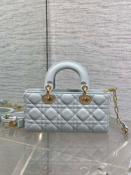 DIOR 25S МАЛЕНЬКА СУМКА LADY D‑JOY BAG 22 З ТЕЛЯЧОЇ ШКІРИ КОЛЬОРУ СОРОЧКОВОГО СИНЬОГО З ФУРНІТУРОЮ ЗІ ЗОЛОТА