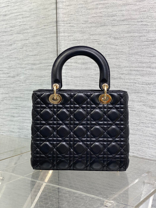 DIOR 25S СЕРЕДНЯ СУМКА LADY BAG 24 З ЧОРНОЇ ТЕЛЯЧОЇ ШКІРИ З ФУРНІТУРОЮ ЗІ ЗОЛОТА