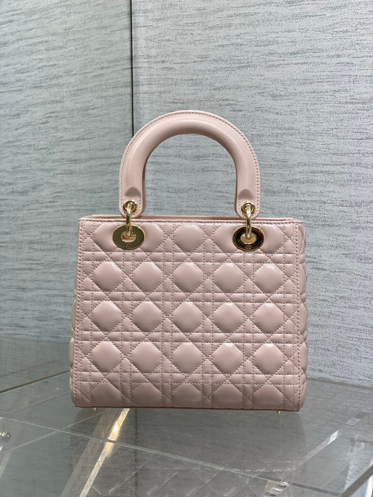 СУМКА DIOR LADY BAG СЕРЕДНЬОГО РОЗМІРУ 25S 24 З РОЖЕВОЇ ТЕЛЯЧОЇ ШКІРИ ІЗ ЗОЛОТОЮ ФУРНІТУРОЮ