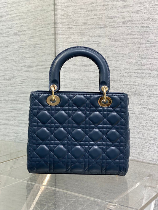 DIOR 25S СЕРЕДНЯ СУМКА LADY 24 З ТЕМНО-СИНЬОЇ ТЕЛЯЧОЇ ШКІРИ З ФУРНІТУРОЮ ЗІ ЗОЛОТА