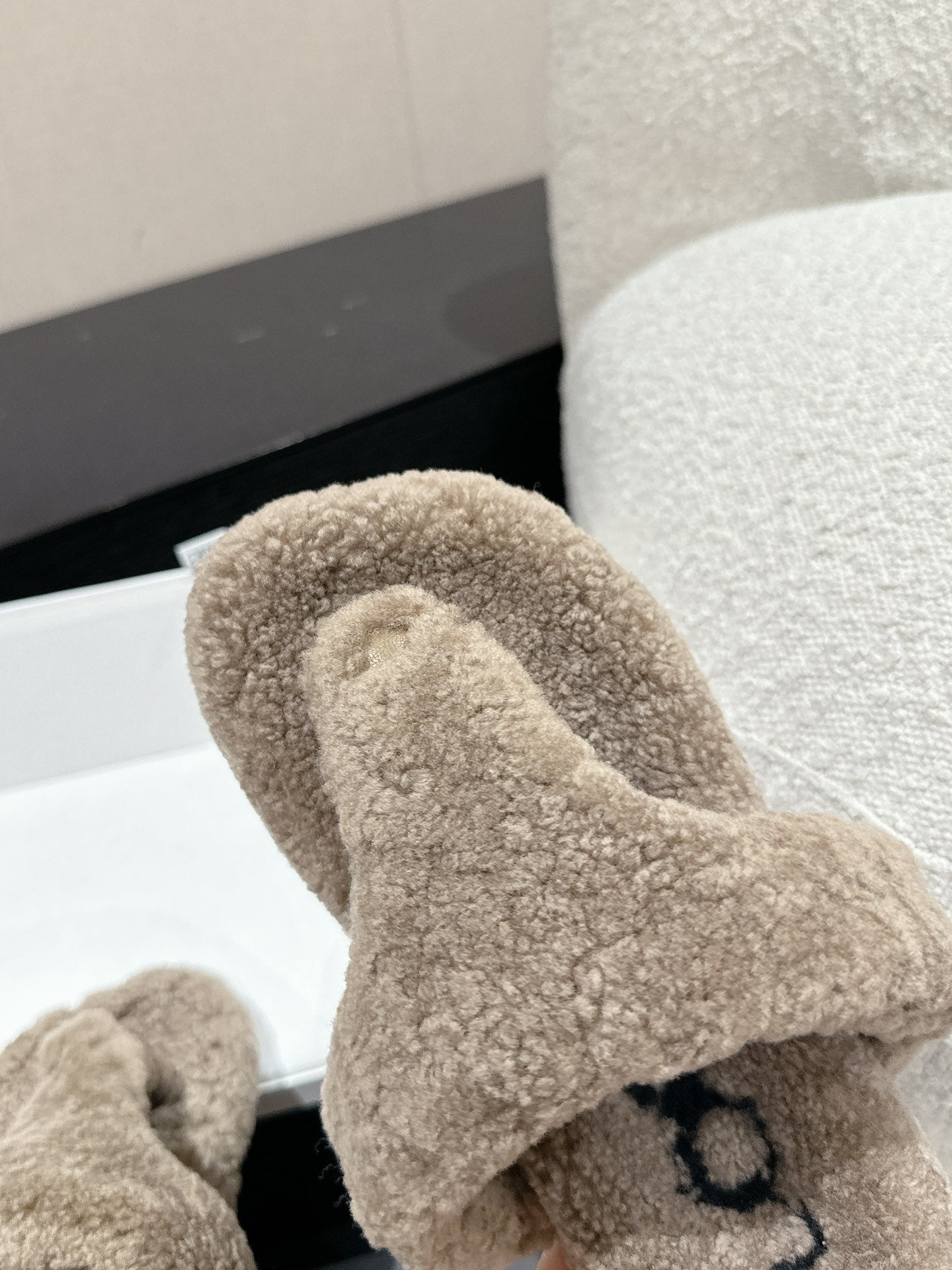 LW SHEARLING THONG SLIPPER IN LIGHT BROWN - 35