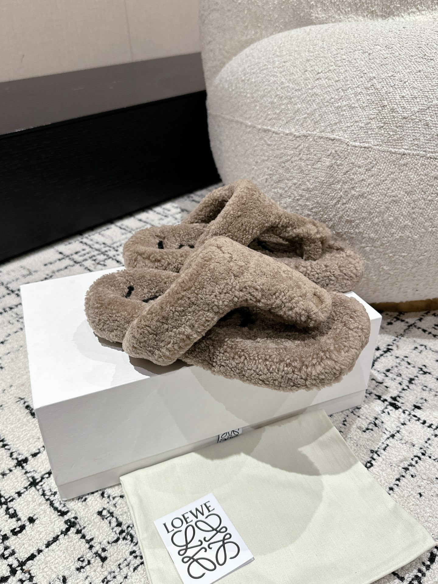 LW SHEARLING THONG SLIPPER IN LIGHT BROWN - 35