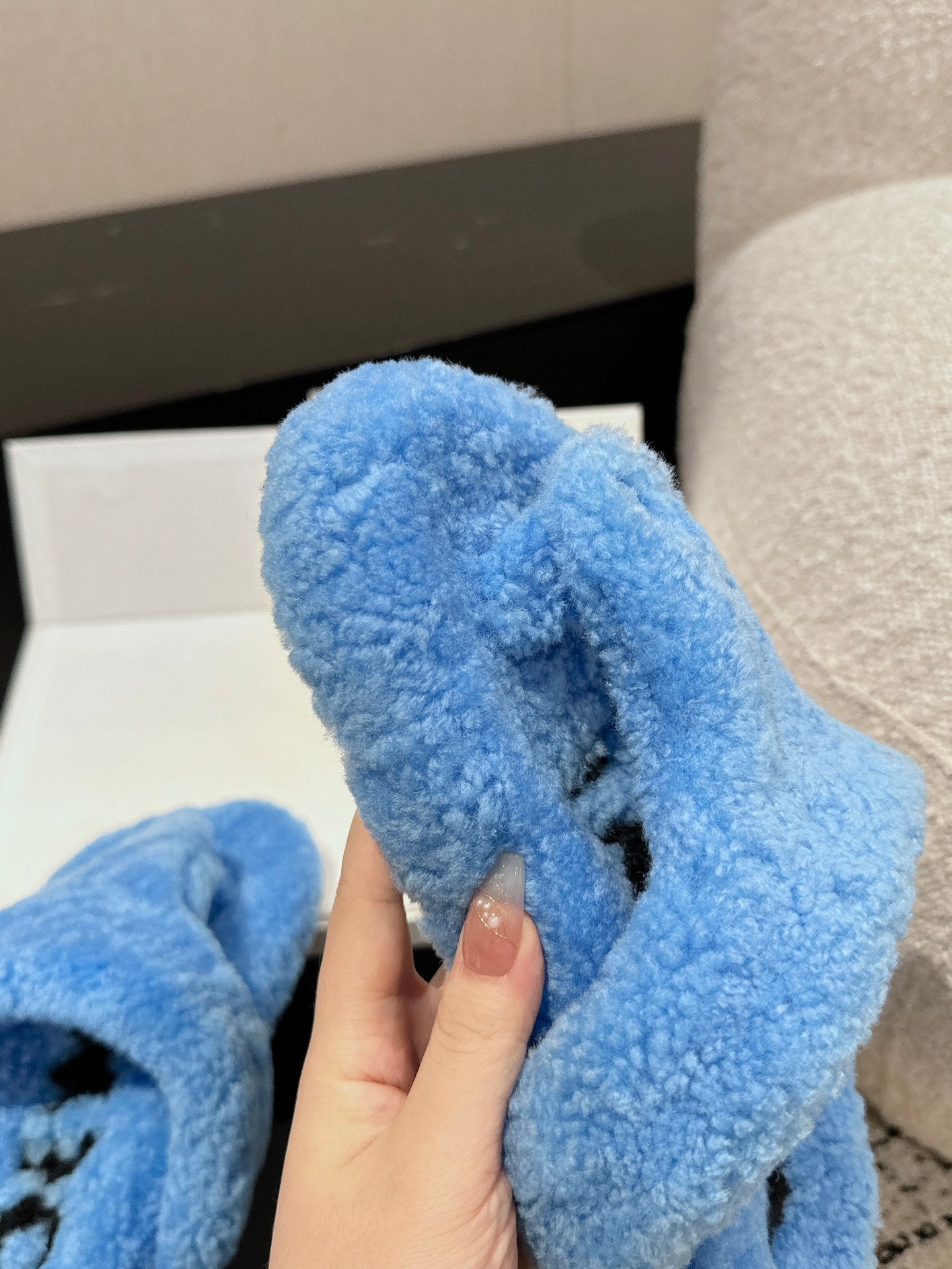 LW SHEARLING THONG SLIPPER IN LAPIS - 35