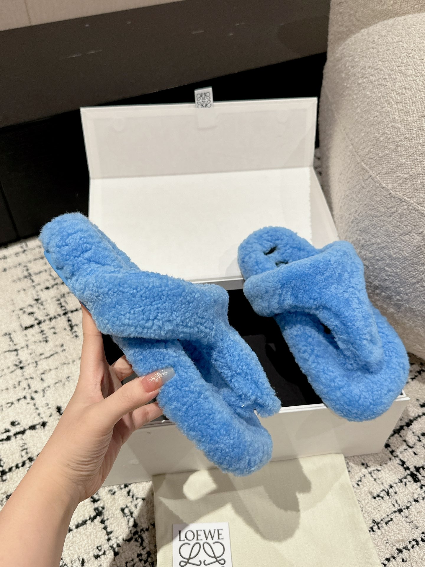 LW SHEARLING THONG SLIPPER IN LAPIS - 35
