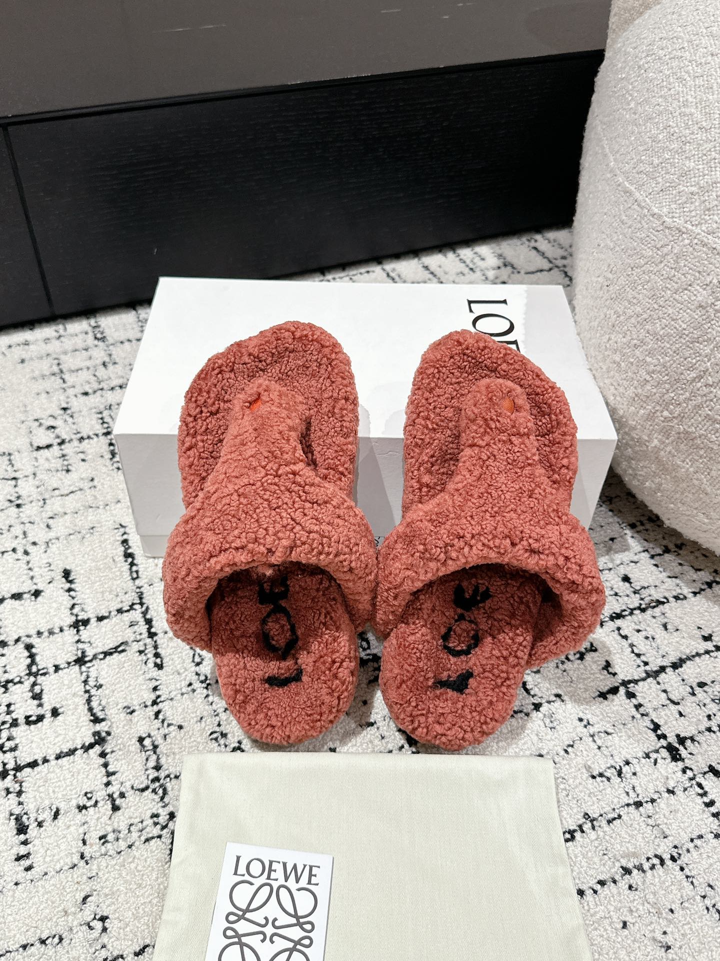 LW SHEARLING THONG SLIPPER IN BRICK - 35
