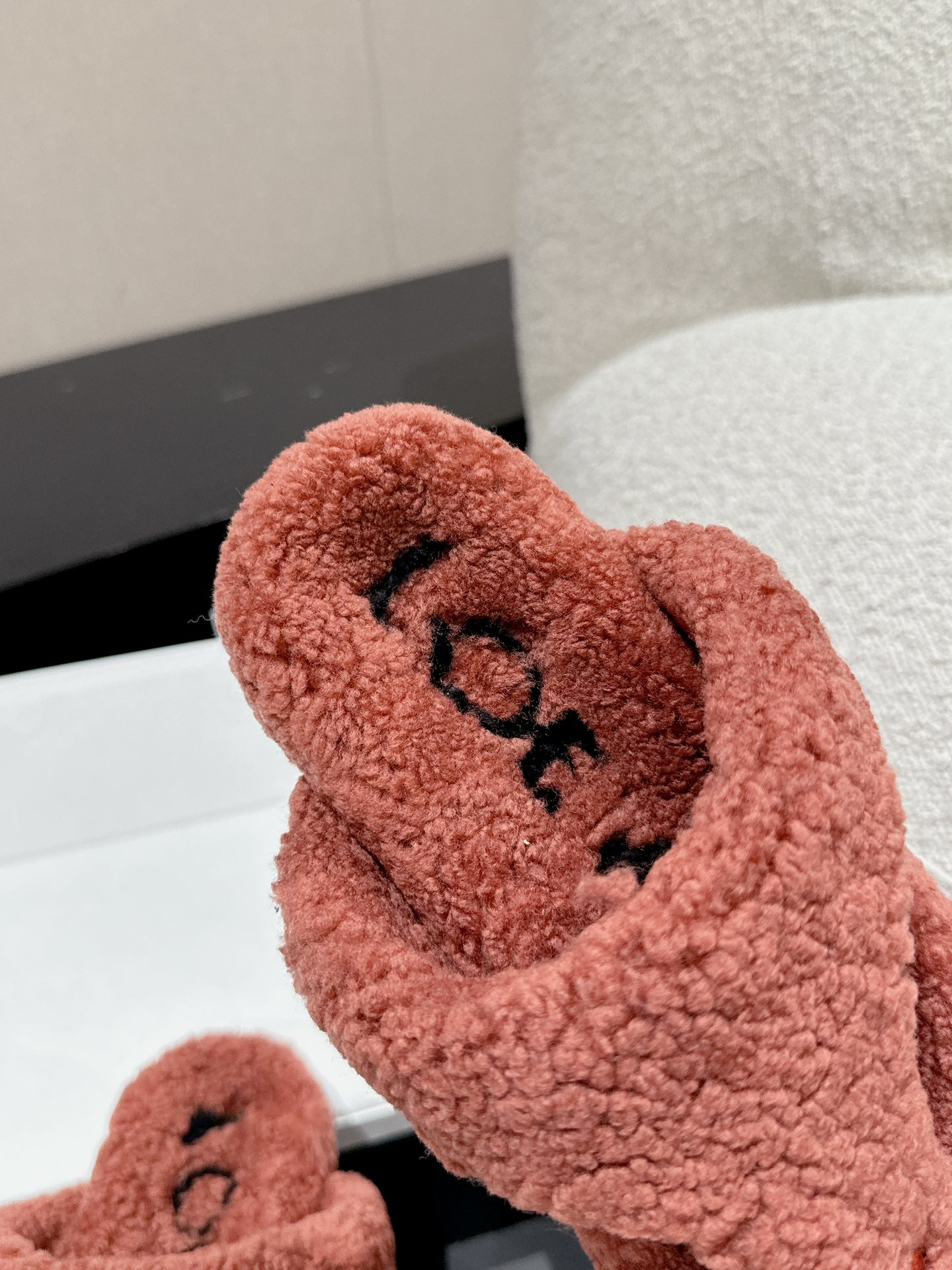 LW SHEARLING THONG SLIPPER IN BRICK - 35