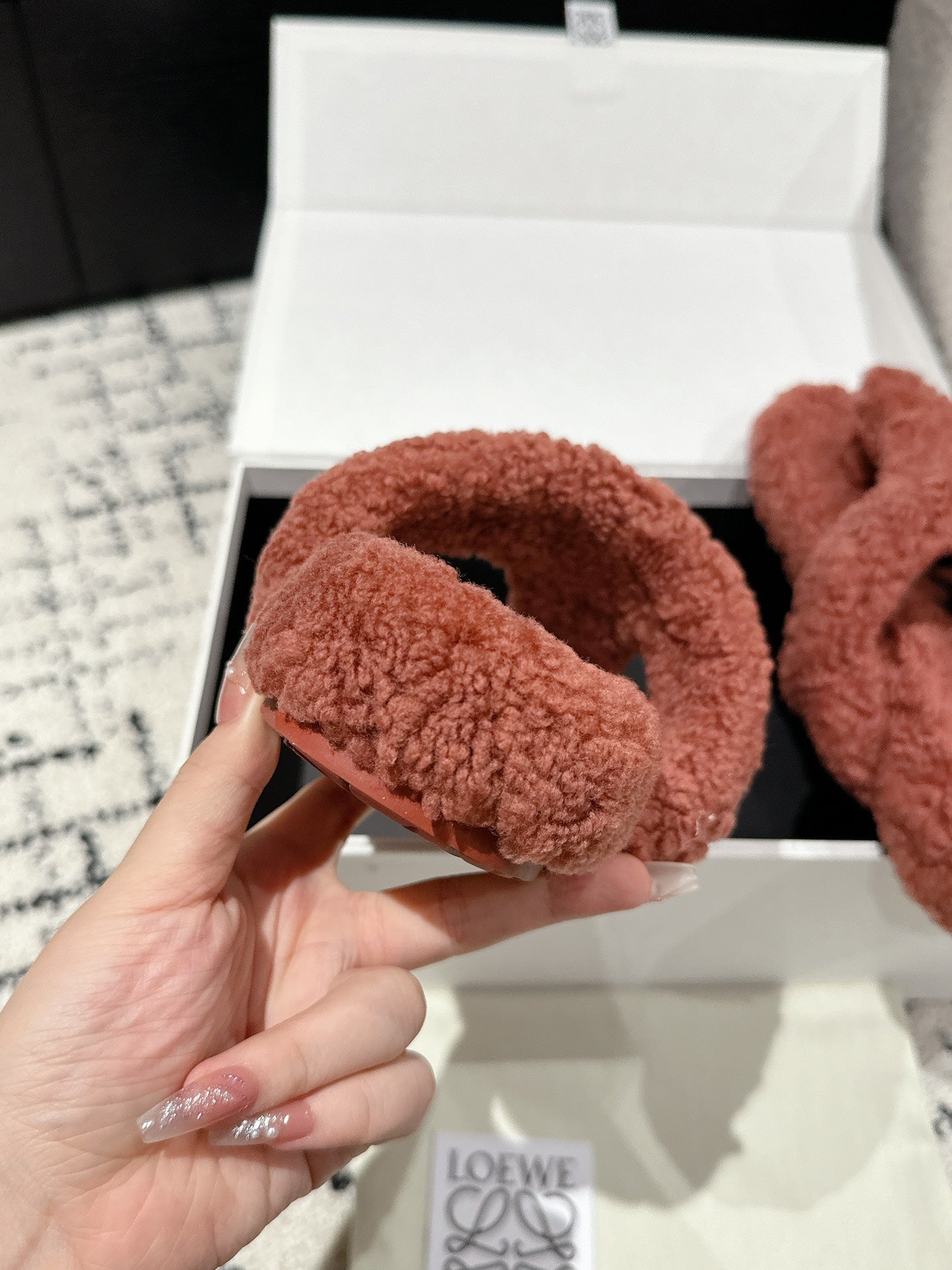 LW SHEARLING THONG SLIPPER IN BRICK - 35