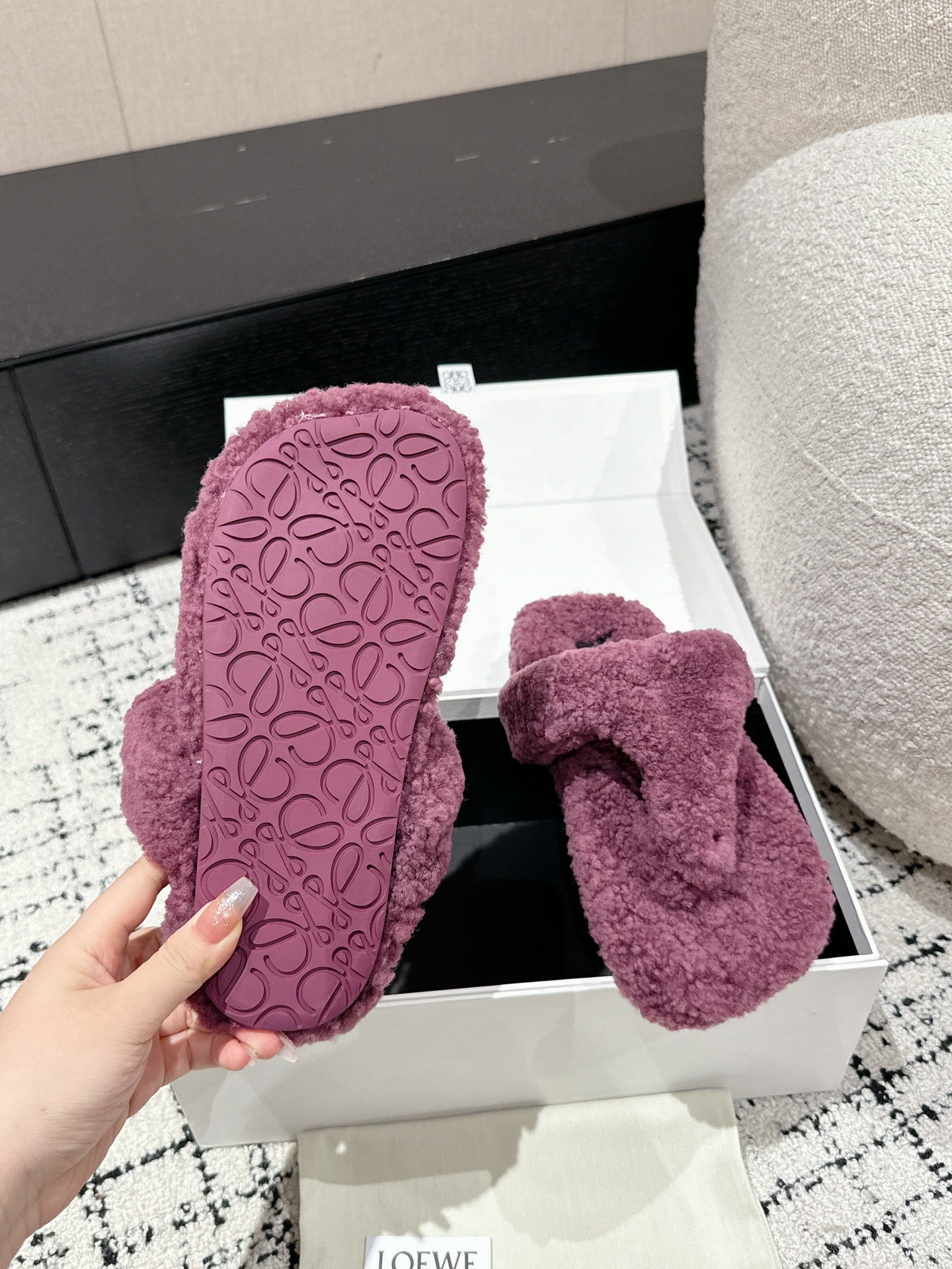 LW SHEARLING THONG SLIPPER IN GRAPE - 35