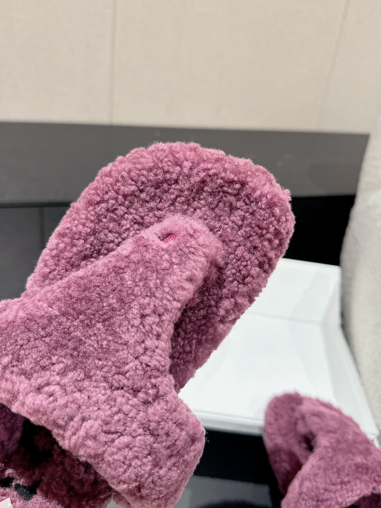 LW SHEARLING THONG SLIPPER IN GRAPE - 35