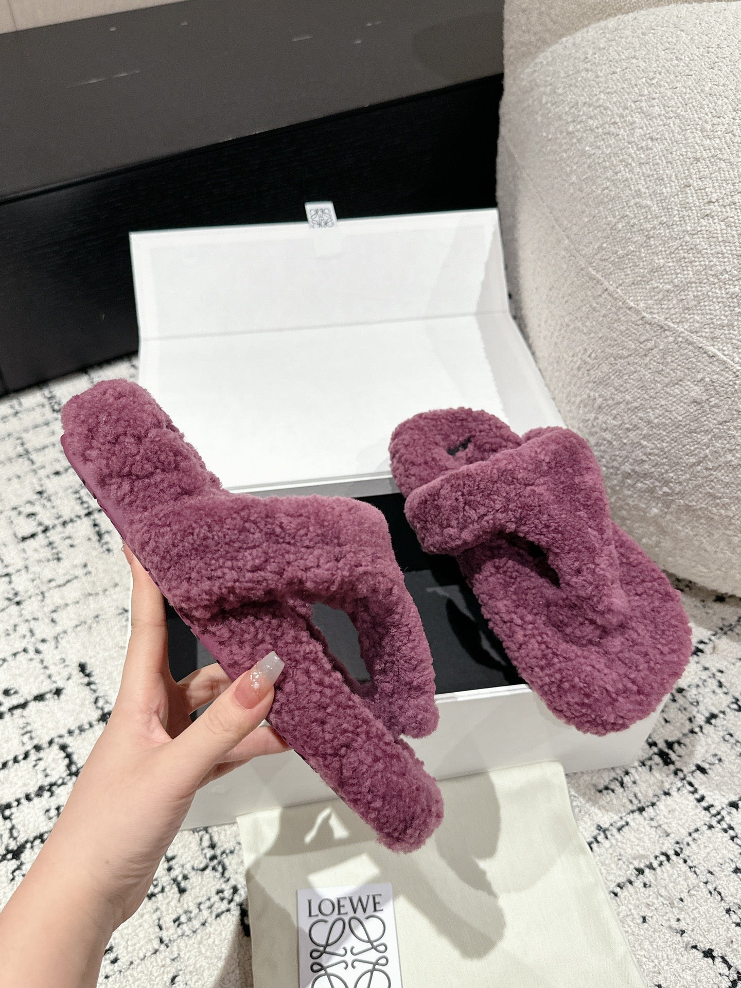 LW SHEARLING THONG SLIPPER IN GRAPE - 35