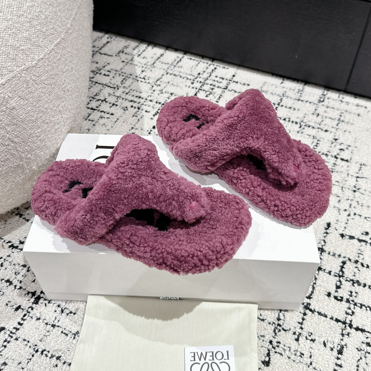 LW SHEARLING THONG SLIPPER IN GRAPE - 35