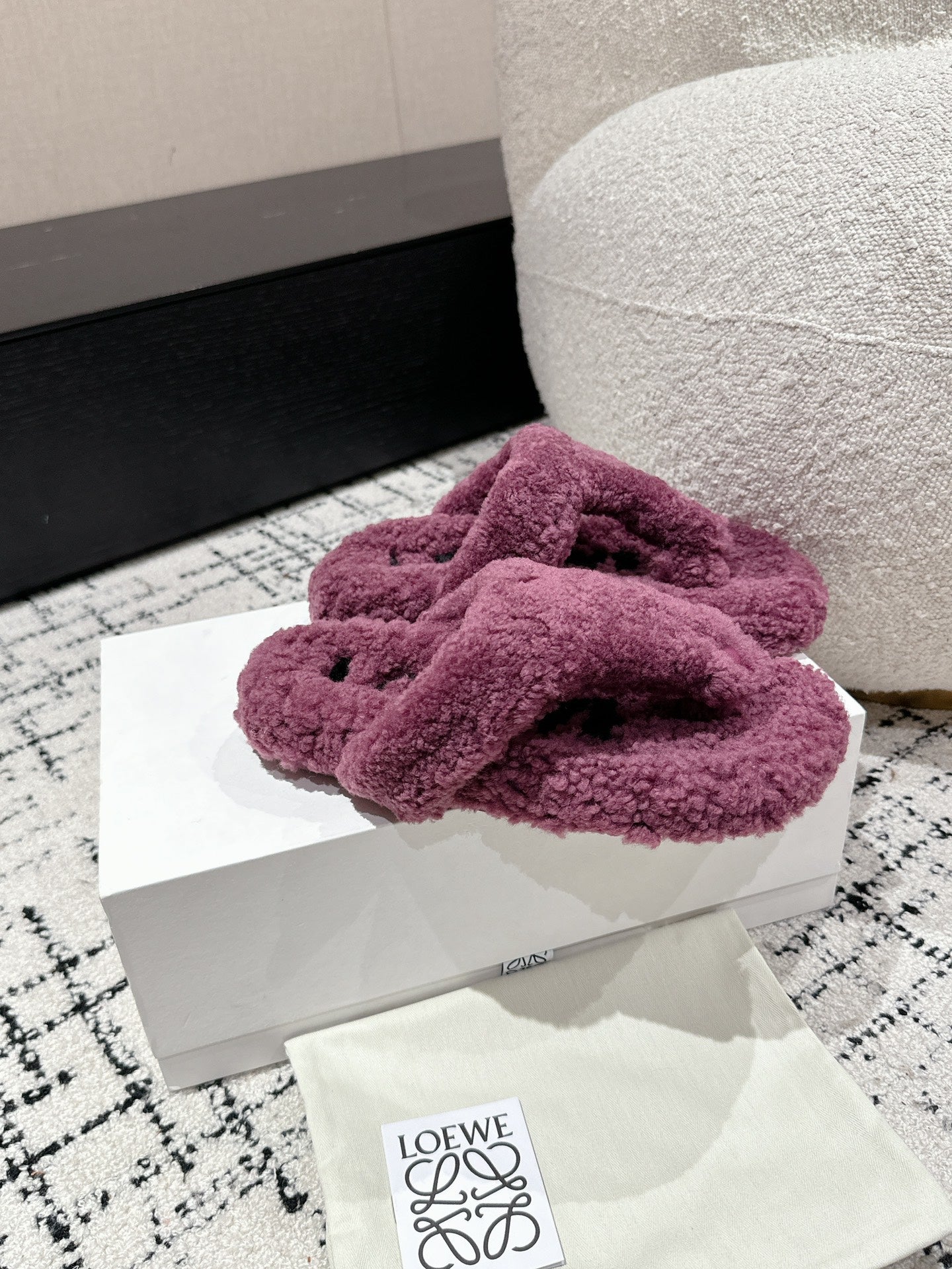 LW SHEARLING THONG SLIPPER IN GRAPE - 35