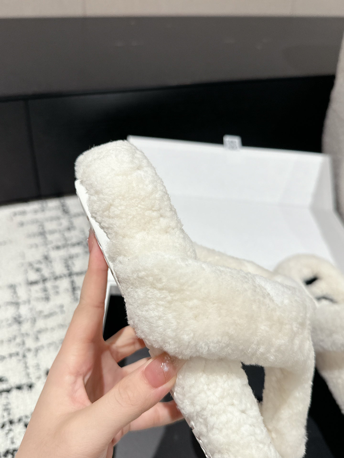 LW SHEARLING THONG SLIPPER IN WHITE - 35