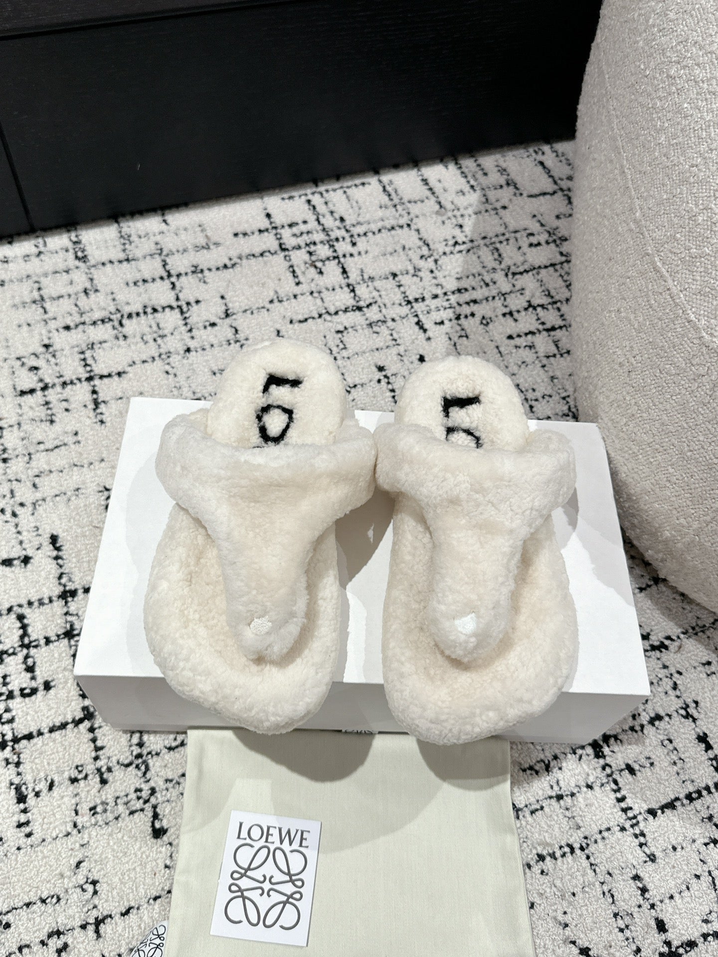 LW SHEARLING THONG SLIPPER IN WHITE - 35