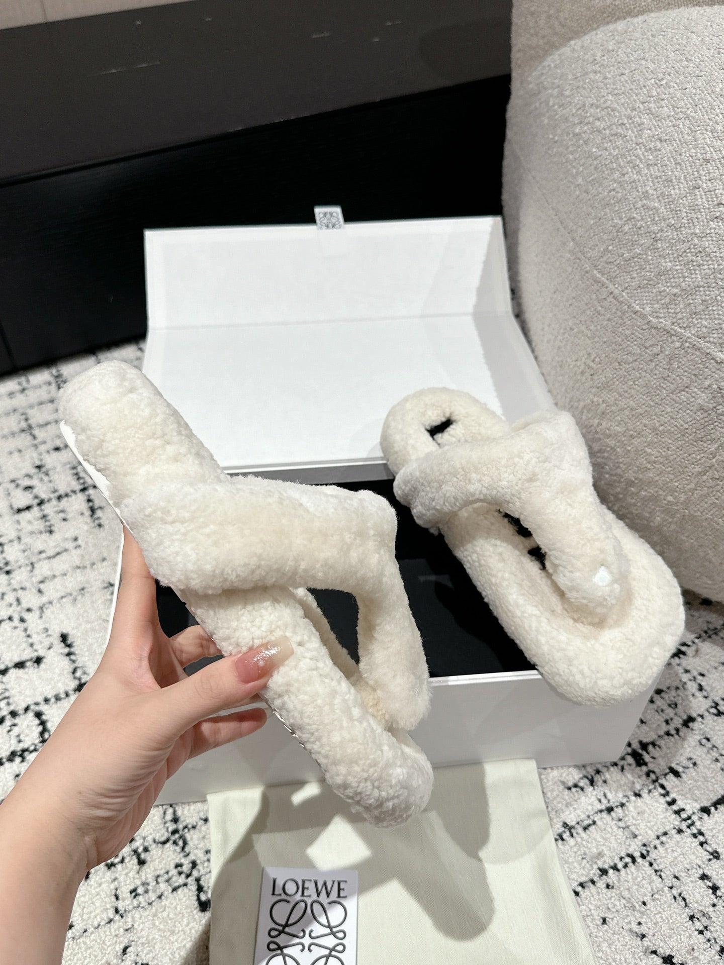 LW SHEARLING THONG SLIPPER IN WHITE - 35