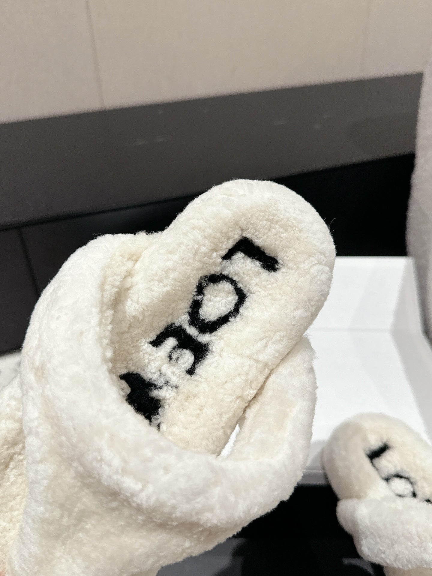 LW SHEARLING THONG SLIPPER IN WHITE - 35