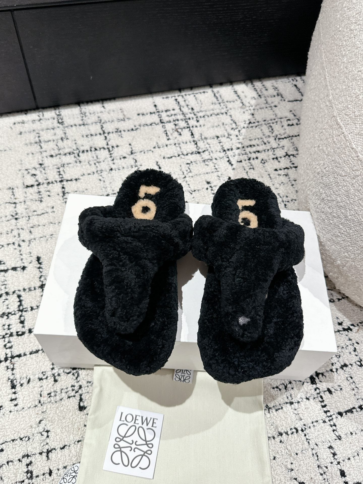 LW SHEARLING THONG SLIPPER IN BLACK - 35