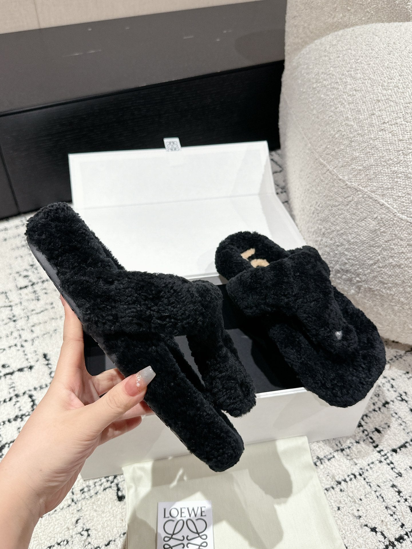 LW SHEARLING THONG SLIPPER IN BLACK - 35