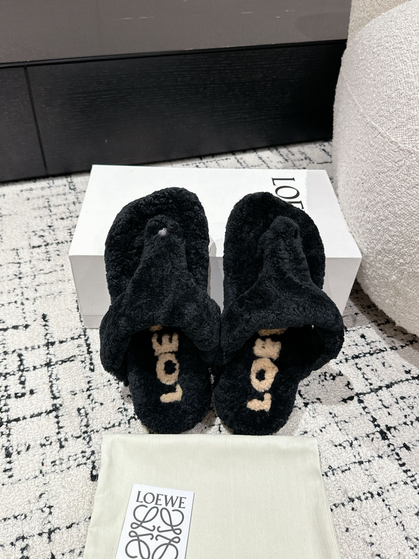 LW SHEARLING THONG SLIPPER IN BLACK - 35