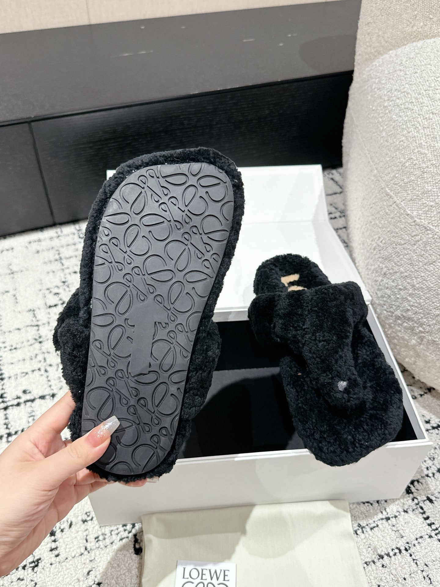 LW SHEARLING THONG SLIPPER IN BLACK - 35