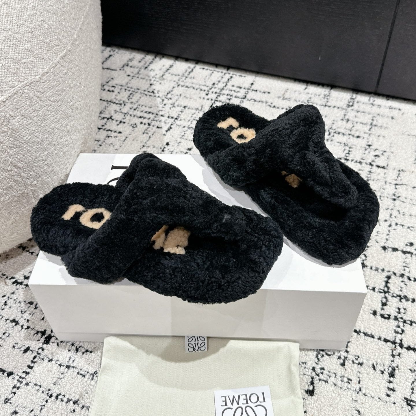 LW SHEARLING THONG SLIPPER IN BLACK - 35