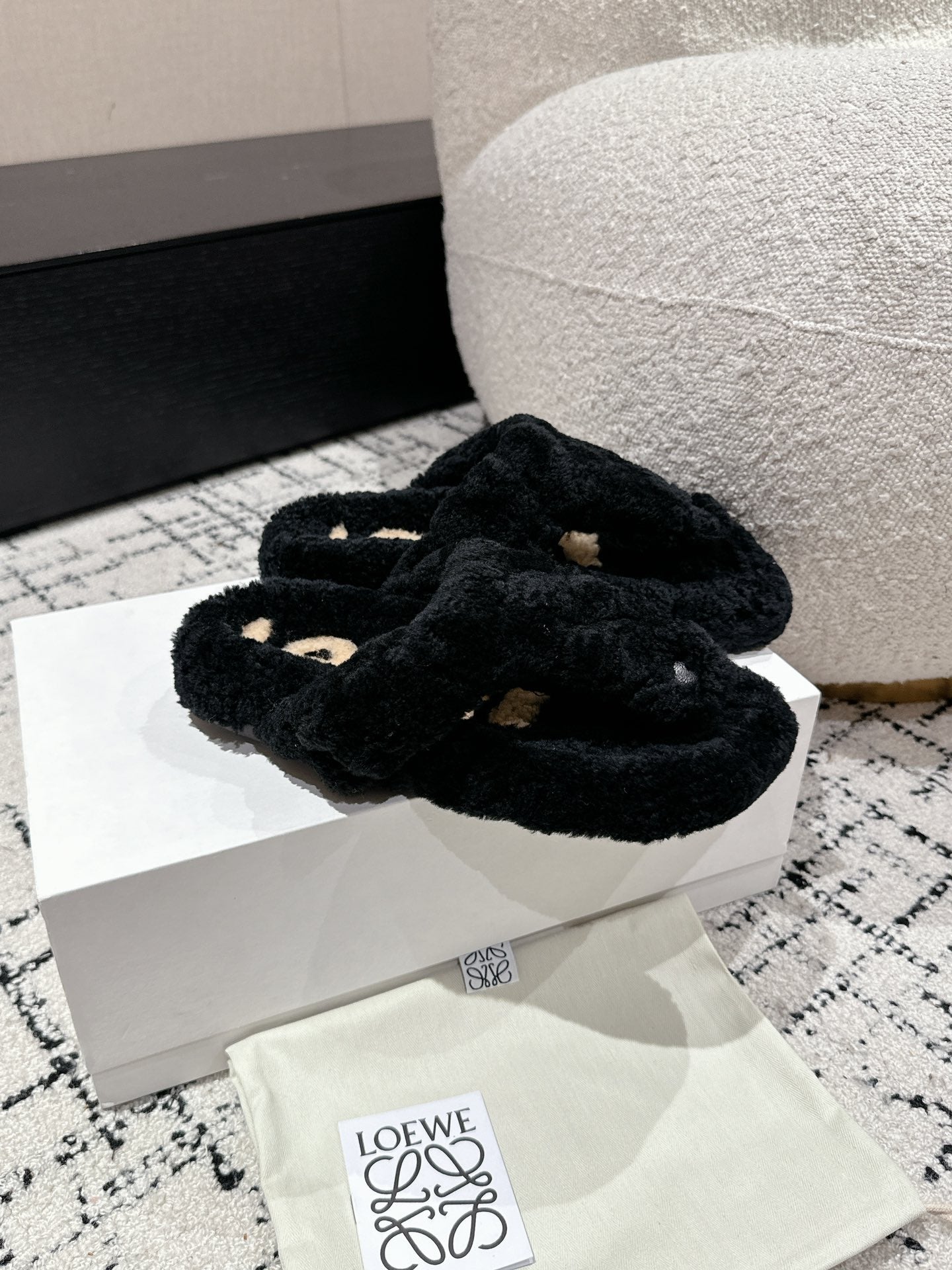LW SHEARLING THONG SLIPPER IN BLACK - 35