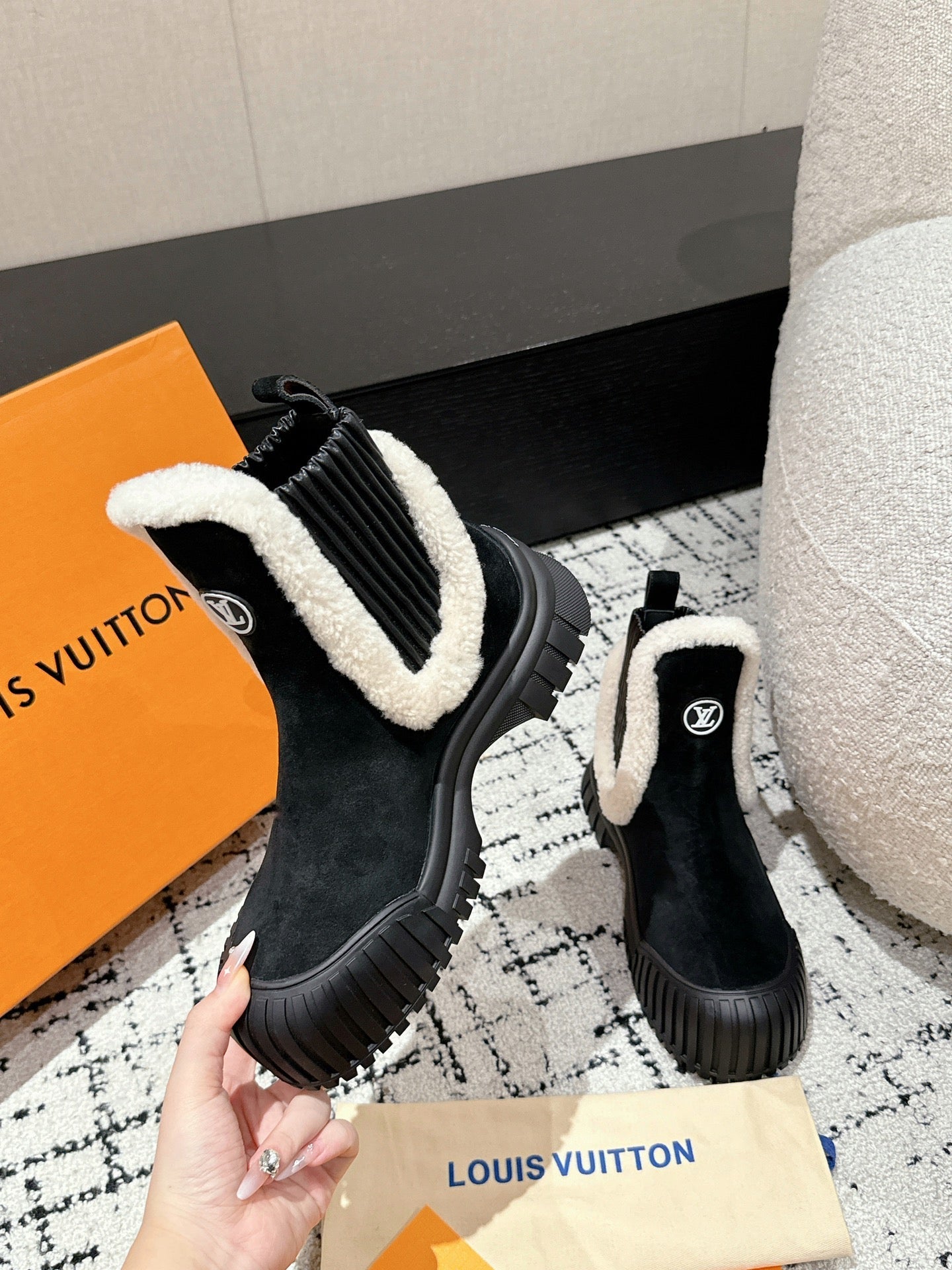 RUBY FLAT ANKLE BOOT IN BLACK SUEDE WITH WHITE SHEARLING - 35