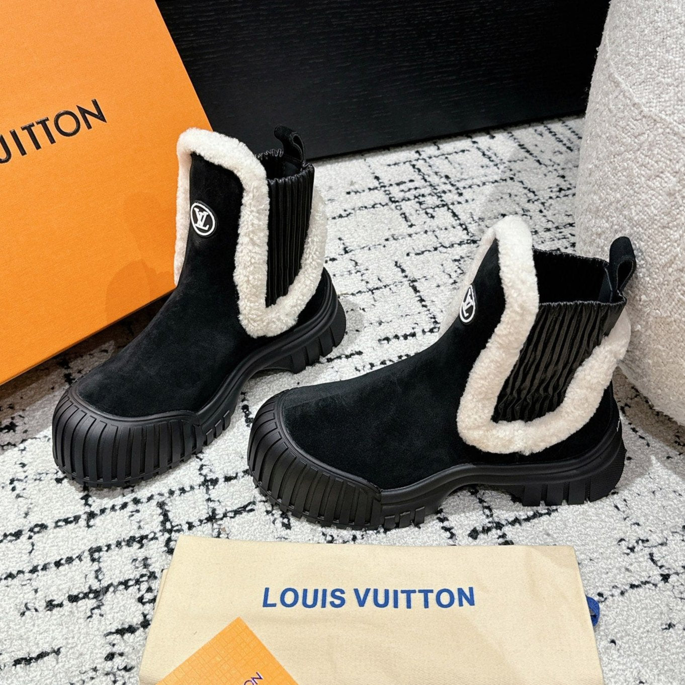 RUBY FLAT ANKLE BOOT IN BLACK SUEDE WITH WHITE SHEARLING - 35