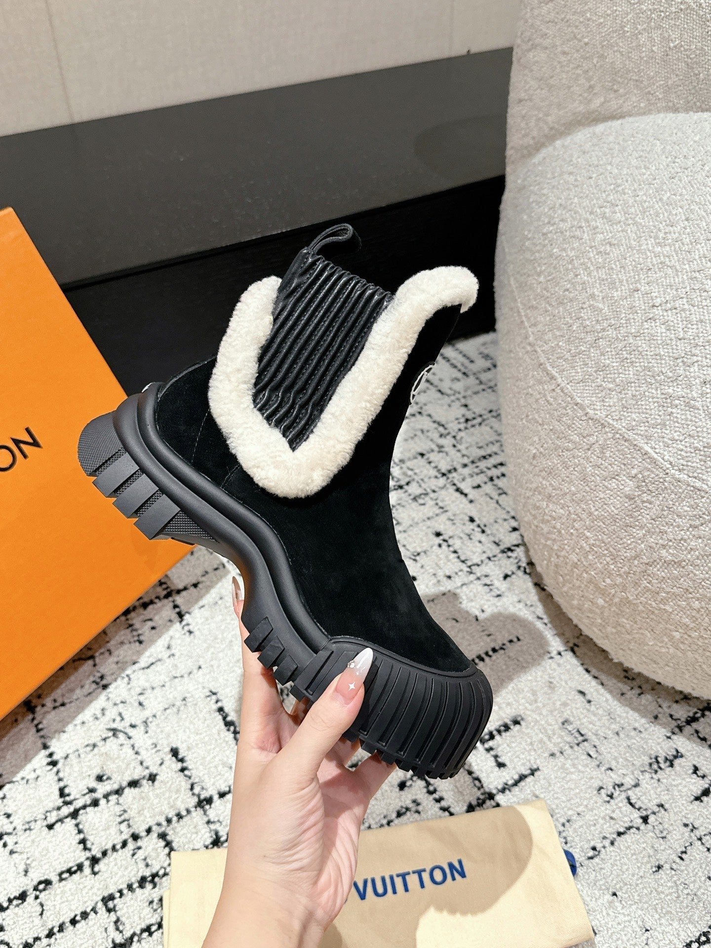 RUBY FLAT ANKLE BOOT IN BLACK SUEDE WITH WHITE SHEARLING - 35