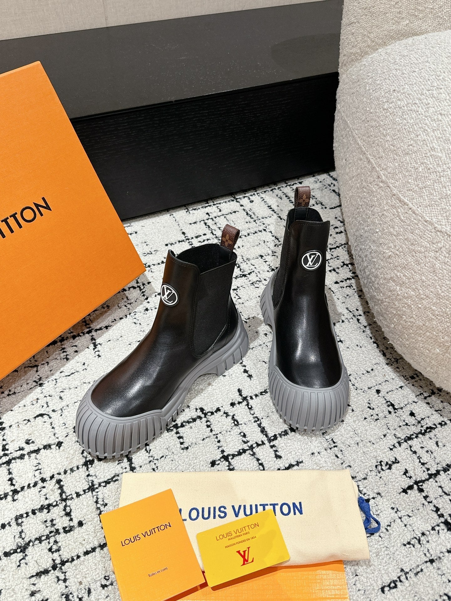 RUBY BOOTS IN BLACK AND CLOUD GRAY CALFSKIN - 35