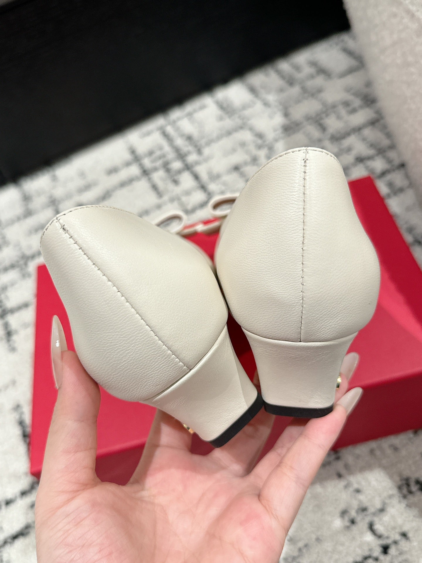 VLTN HIGH HEEL 25S 40 MM IN CREAM WHITE CALFSKIN WITH BOW - 35