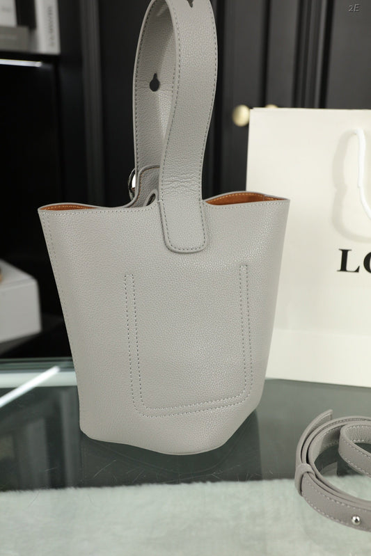 LOE MINI 19 СУМКА-ВІДЕРЦЕ З ГРАВІЙНОЇ ШКІРИ КРАМБЛ З М’ЯКОЇ ТЕЛЯЧОЇ ШКІРИ СІРОГО КОЛЬОРУ