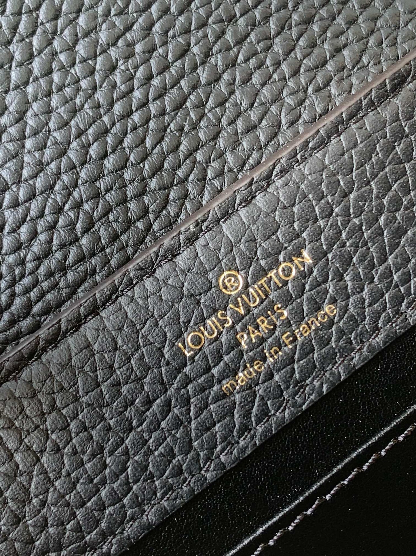 CAPUCINES MM BAG 21 IN BLACK TAURILLON COWHIDE GOLD HARDWARE