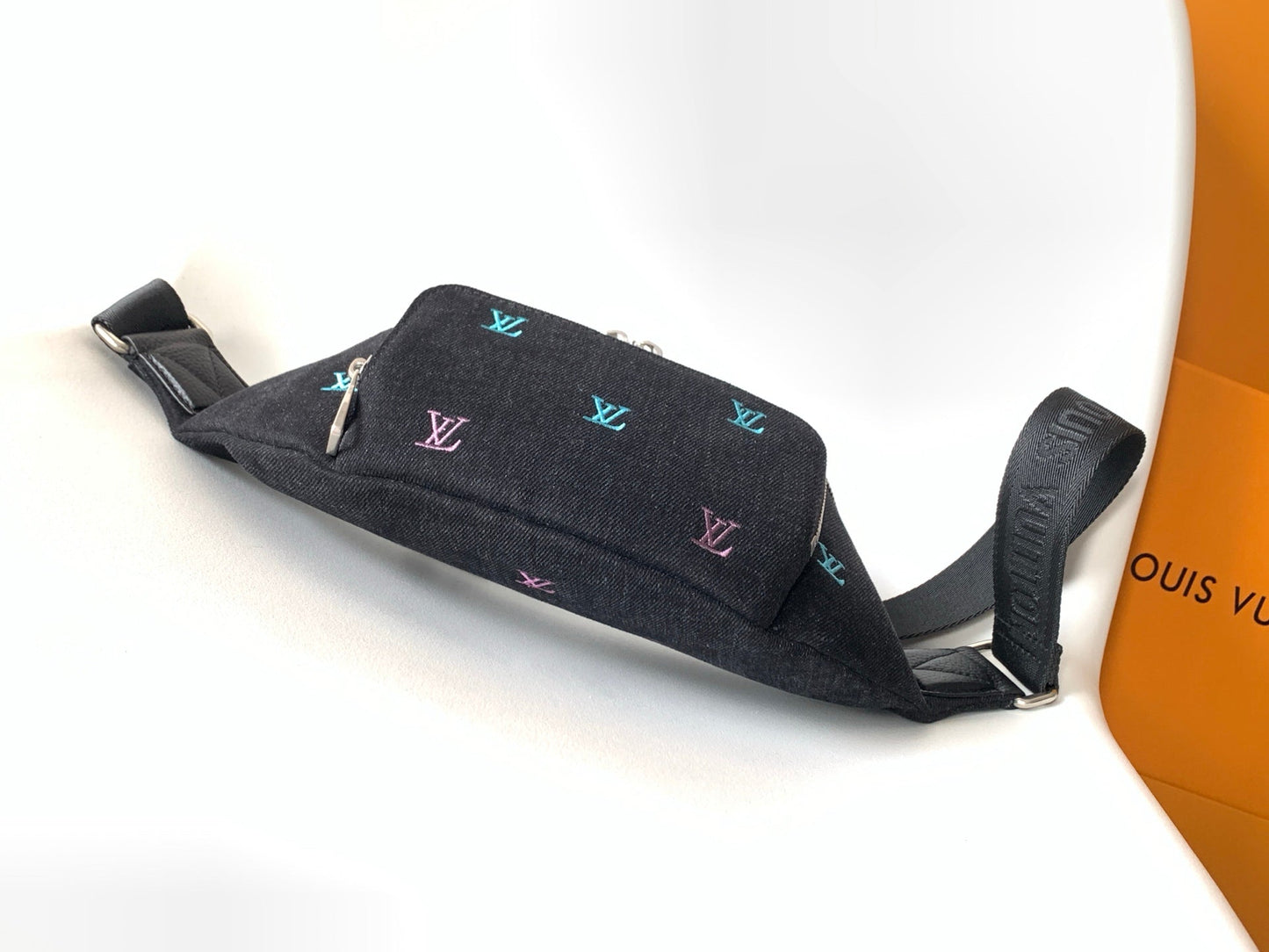 LV 25S DYNAMIC DENIM EMBROIDERED BUMBAG 37 IN BLACK CANVAS